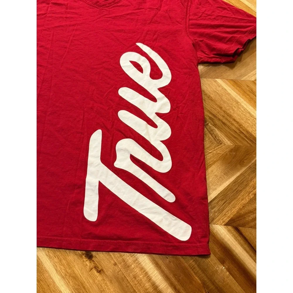 True Religion Men's v-neck T-Shirt XXL Logos All Over Back Spell Out Red Seams